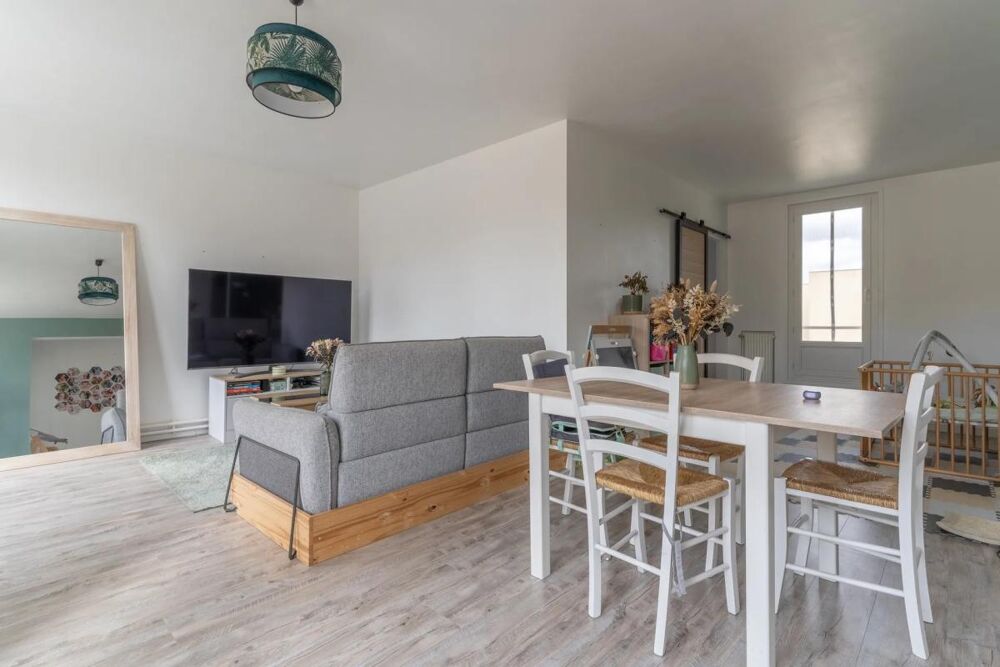 Appartement duplex 5 pièces de 94 m² avec terrasse plein sud à Maurepas