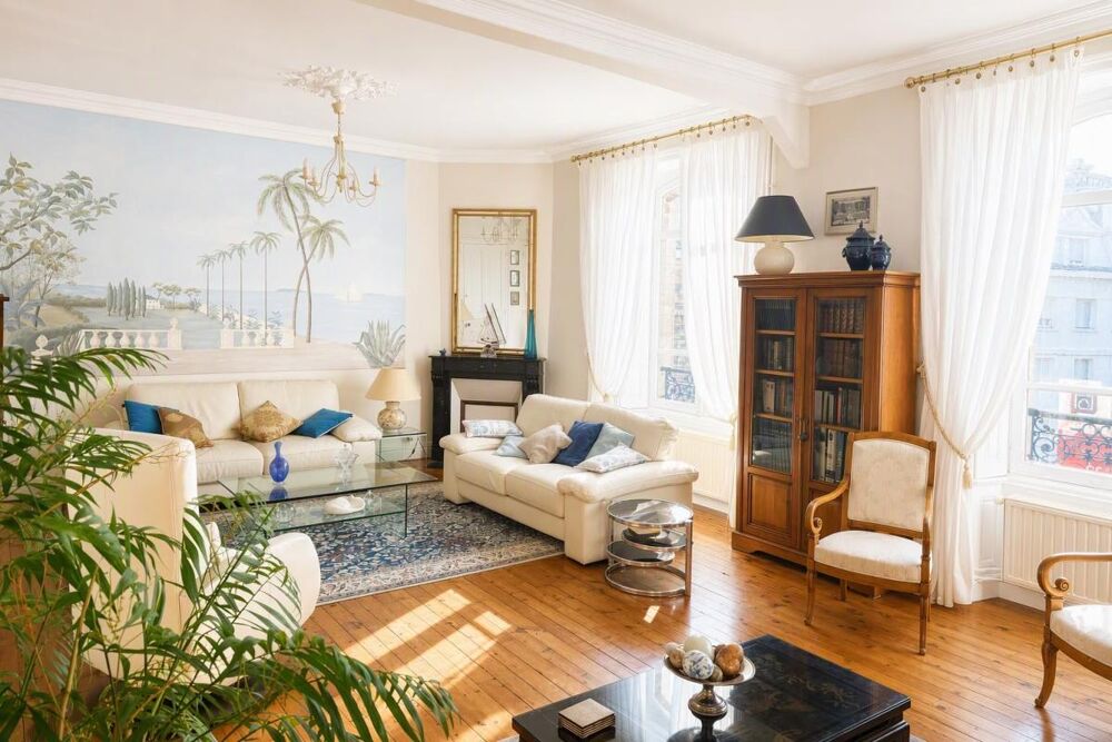 Magnifique Appartement de type Haussmannien 170 m2, cave, garage et parking en plein centre!