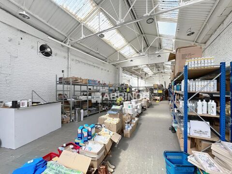   Hangar de 936 m² en secteur économique avec partie bureau sur axe commerçant. Accès pour camion 