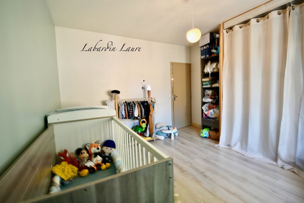 Maison de plain pied - 2 chambres - 1 abri de jardin - terrain clos avec places de parking