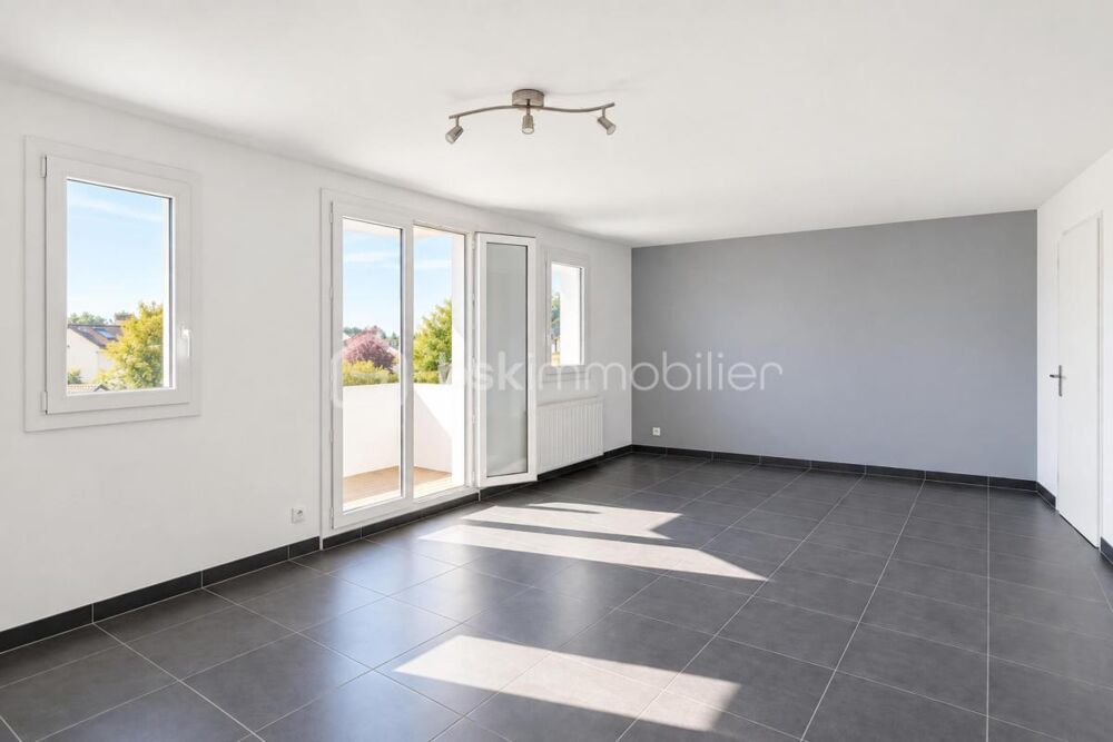 Appartement 3 pièces rénové avec balcon sans vis-à-vis, box et grenier