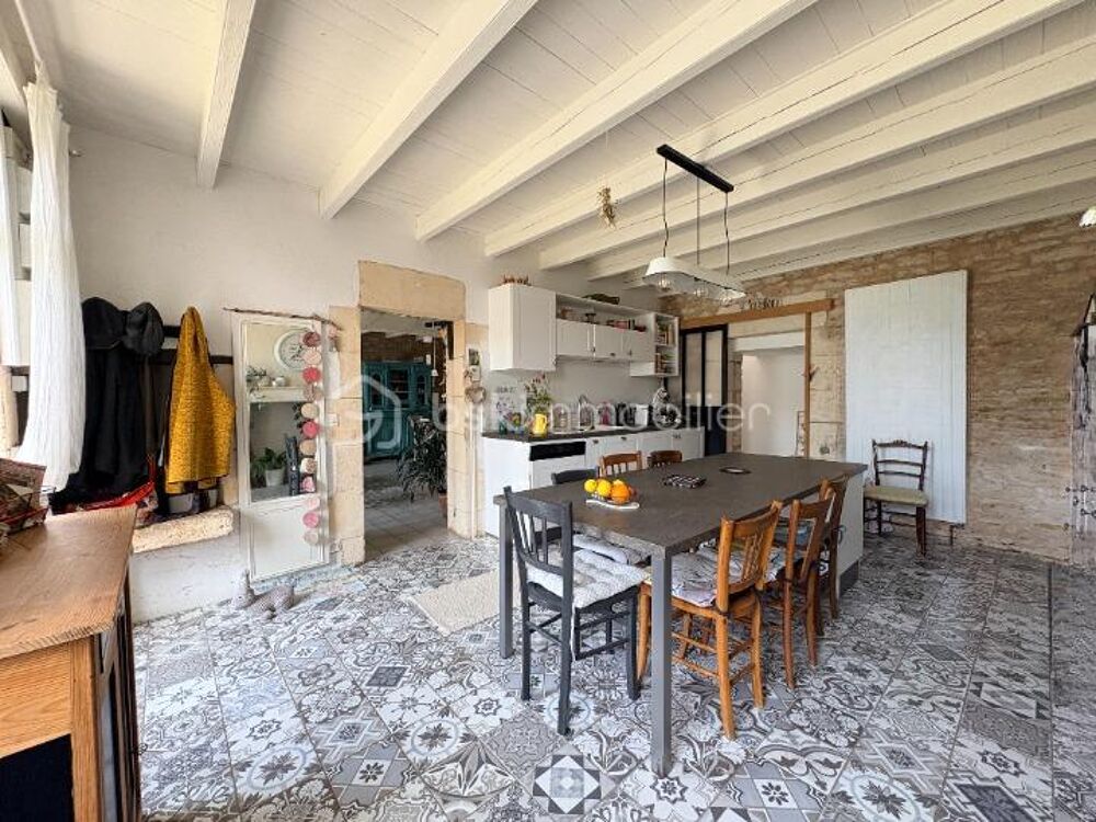 Maison en pierre rénovée avec grand garage camping-car, terrasse et prestations rares  Meursac