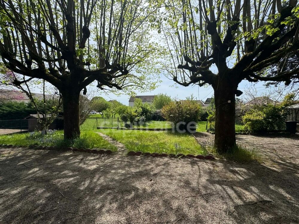 HYPER CENTRE  210 m²  6 CHAMBRES  PARC 1 300 m²  UNE MAISON FAMILIALE RARE À LES AVENIÈRES