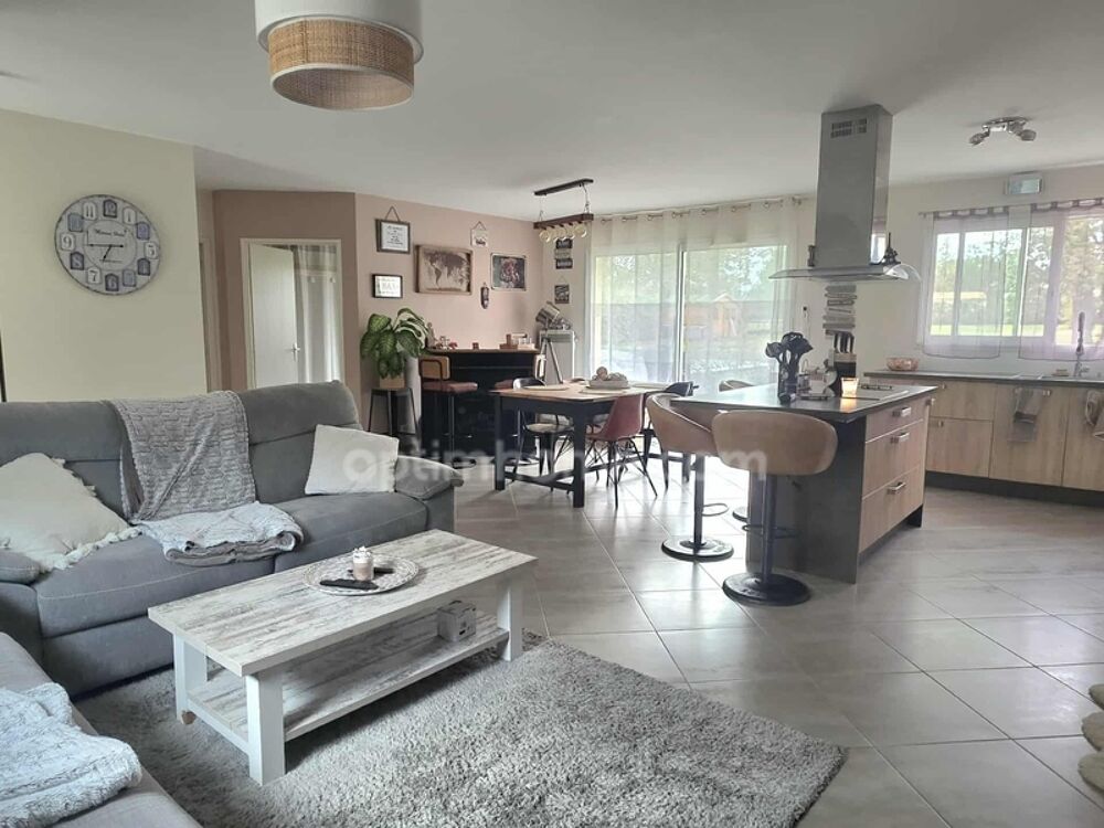 Maison contemporaine avec piscine chauffée, grand terrain et bureau  La Force