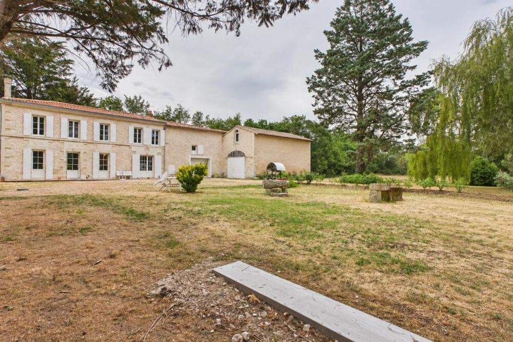 Maison pierre 141 m², piscine intérieure, 2 500 m² - Saint-Symphorien