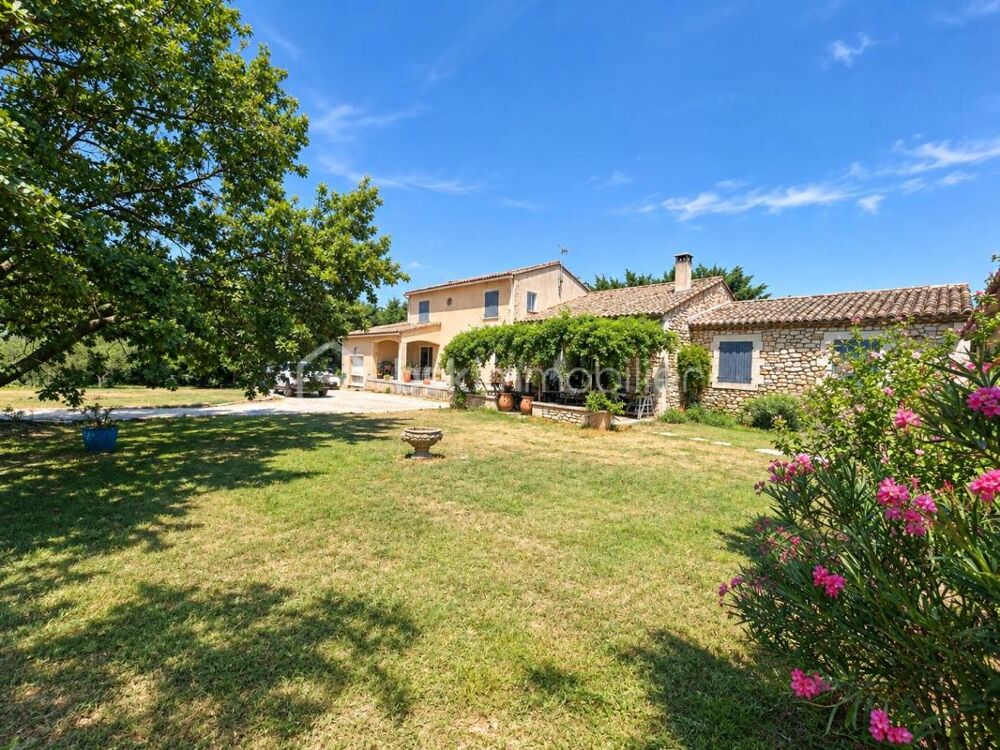 Vente Propriété/Château Maison 247 m² – terrain 3 671 m² – piscine – studio indép Eyragues
