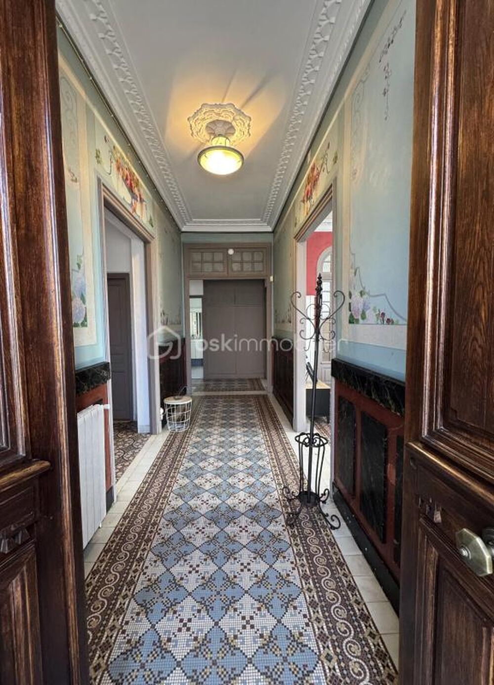 Maison de caractère de 139 m2 avec piscine et vue dégagée. Double potentiel familial ou locatif