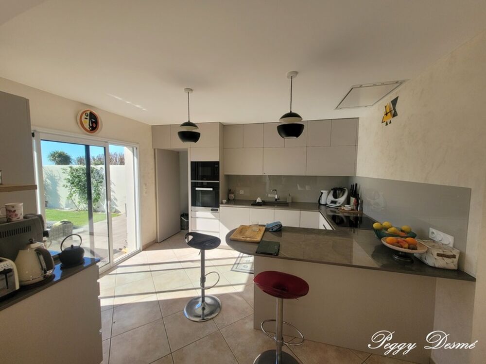 Vente Maison Maison à vendre 6 pièces SAINT ROGATIEN (17) - 152 m2 habitables - 4 chambres - 2 patios - Garage 41 m2 - Piscine - Jacuzzi Saint rogatien