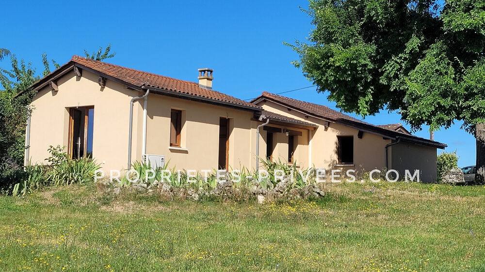 A Plazac, ensemble de maisons totalisant 257m2. 6 chambres. 6 salles d'eau. Carport fermé 40 m2. Jardin de 5000 m2 environ