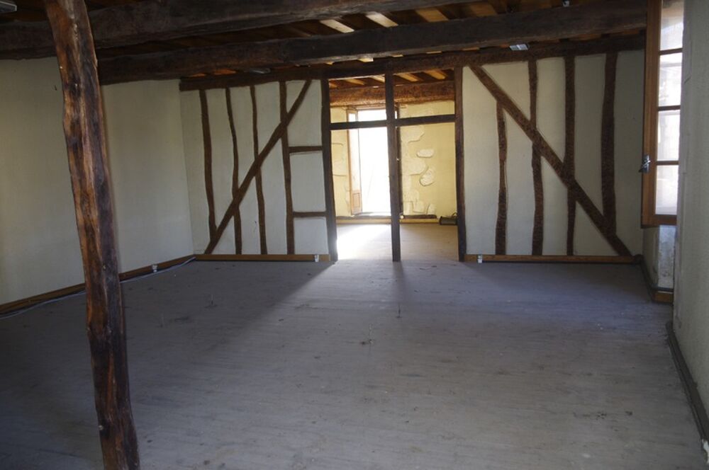  Immeuble en pierre  à vendre VIC FEZENSAC (32)  avec local commercial  et logement à aménager 