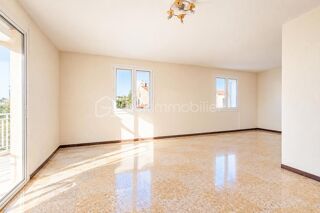 Vente Maison *** MAISON T3/T4 PROCHE TOUTES COMMODITÉS *** DEUX GARAGES + SOUS-SOL AMÉNAGÉ EN T2 INDÉPENDANT *** La garde