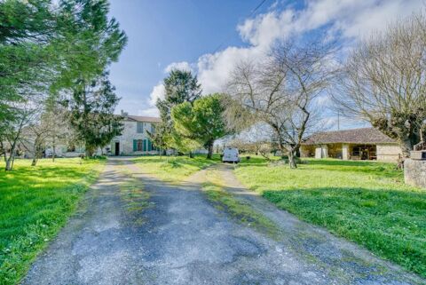   Maison authentique 6 pi�ces avec grand terrain � Th�zac Maison - 6 pi�ce(s) - 240 m�