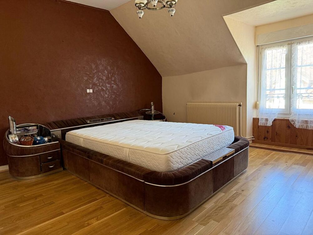 Maison ancienne 6 pièces 127 m² avec courrette de 30 m2 devant