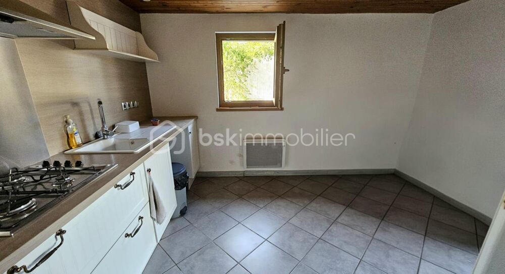 Maison de caractère de type chalet avec vue dégagée et terrain de 2 490 m² à Melay 71340
