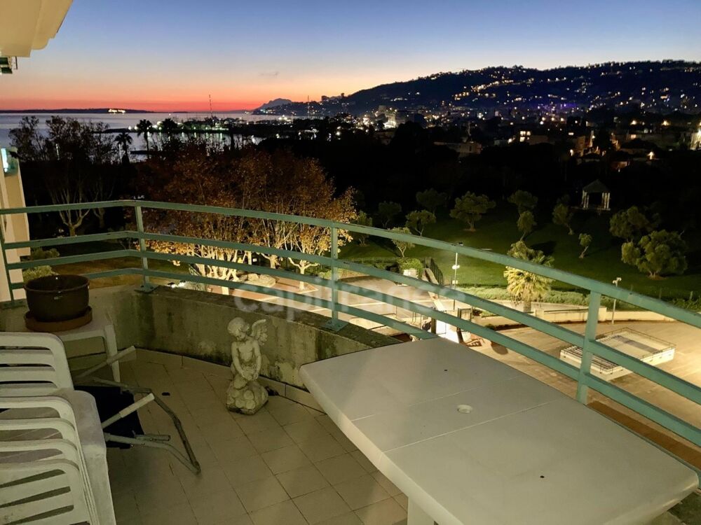 Vente Appartement Appartement à vendre 2 pièces JUAN LES PINS (06), dernier étage, vue mer, terrasse, cave, possibilité place de parking ! Juan les pins