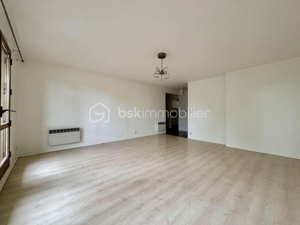 Le Bourget  Beau T3 avec balcon, cave et parking souterrain