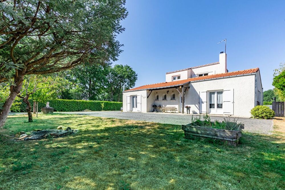 Vente Maison Maison Cugand 5 P . 4 Chs . 121.69 M² . T 1276 M² . Piscine avec abri . Garages . Terrasse Cugand la bernardiere