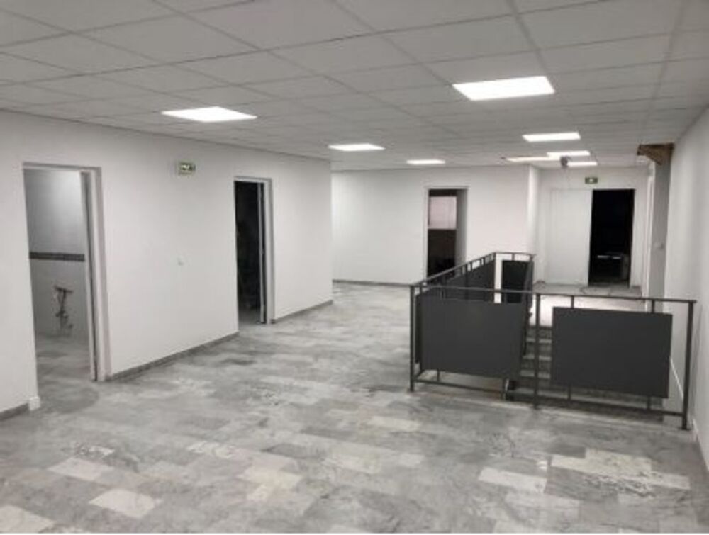   Bureau rénové de 77 m2 à vendre à Trappes au prix de 103000 euros TTC Trappes