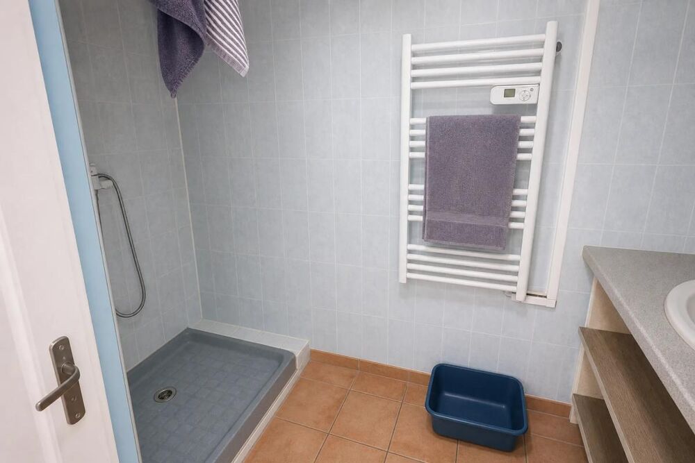 Immeuble de rapport avec 2 appartements, studio, caves et cour