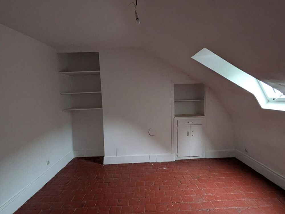 Proche prieuré, immeuble 3 appartements + local commercial (actuellement loué)