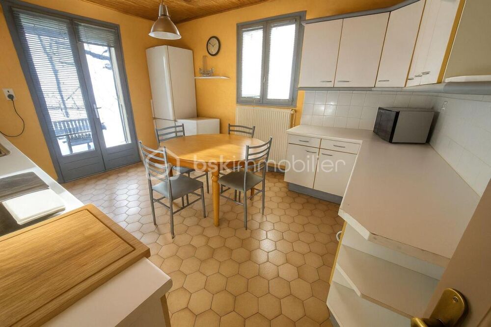 Maison au coeur du village, au calme, avec beau terrain 800 m2
