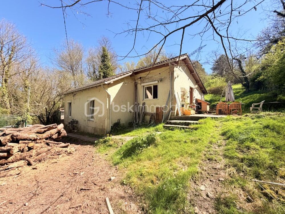 À vendre  Maison de plain-pied avec grand terrain dans un environnement très calme sans aucuns vis-à-vis