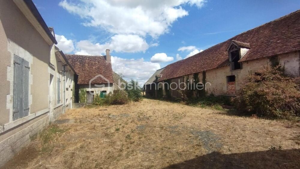 A SAISIR LONGERE AVEC NOMBREUSES DEPENDANCES SUR PLUS DE 2 HECTARES