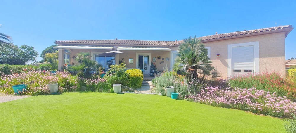 Splendide villa de 140m² avec double garages/piscine/ vue dégagée sur 1161m² de terrain