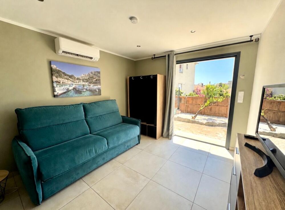 Studio rénové avec terrasse à vendre- Proche Plage et centre-ville du Lavandou