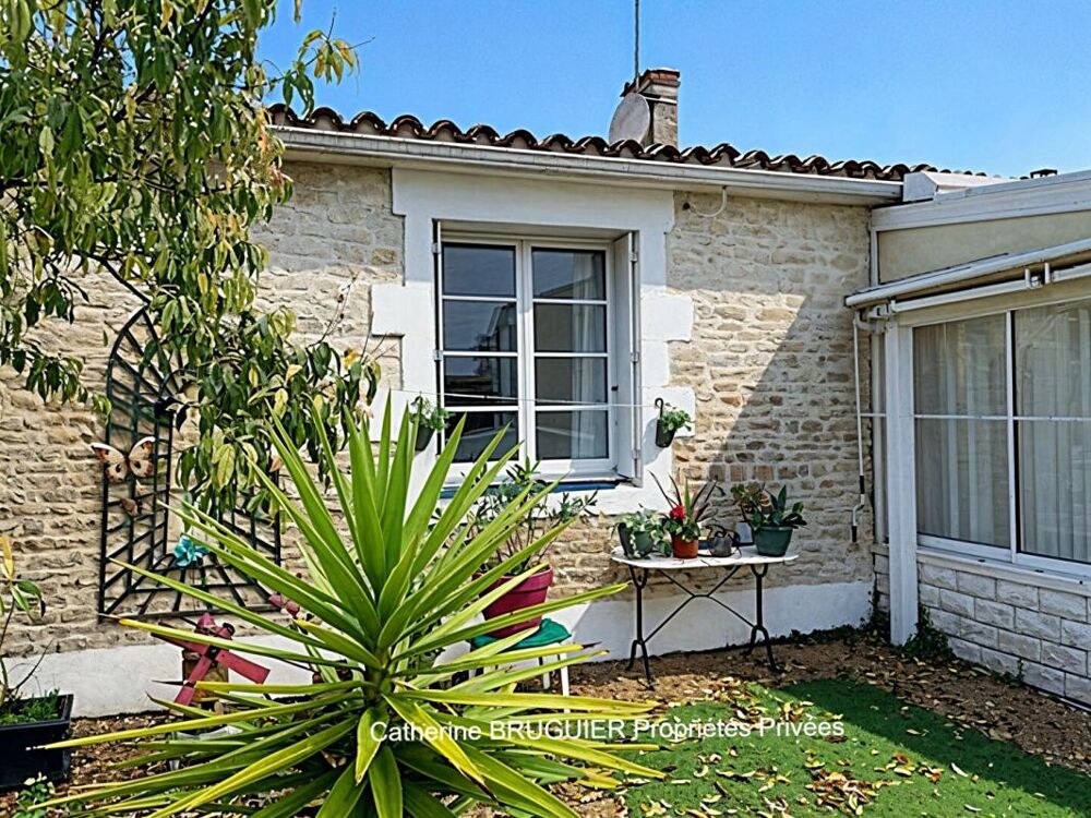 Charmante maison en pierre de plain pied centre village 83 m2 avec garage