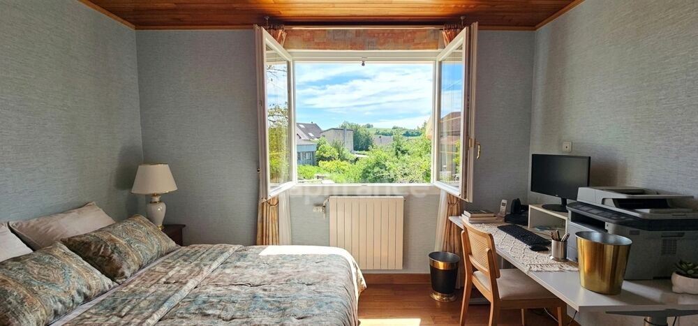 Maison lumineuse avec terrasse, jardin et garages - Arbois (39600)