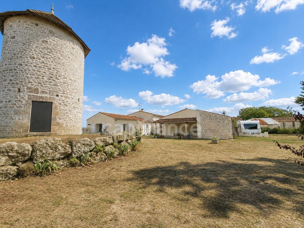 Vente Maison Maison entièrement rénovée avec moulin – 3 chambres – Dépendance de 116 m² – Secteur très calme Thezac