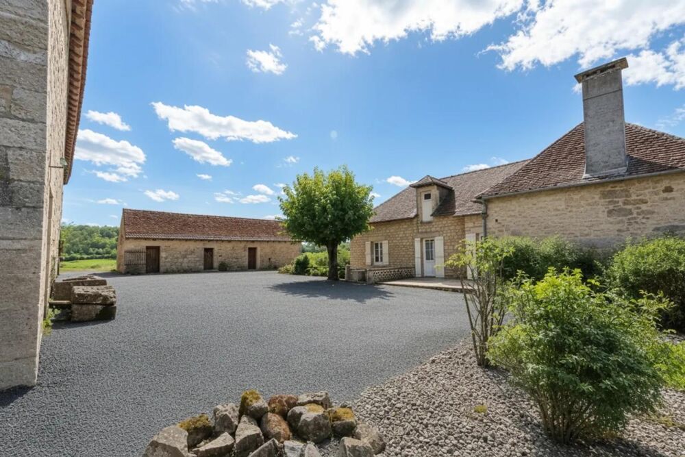 Vente Maison Maison en pierre avec étang et vastes dépendances Segonzac