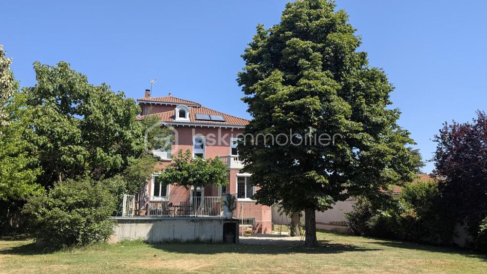 Maison de caractère avec piscine et dépendance  7 chambres  Montrond-les-Bains