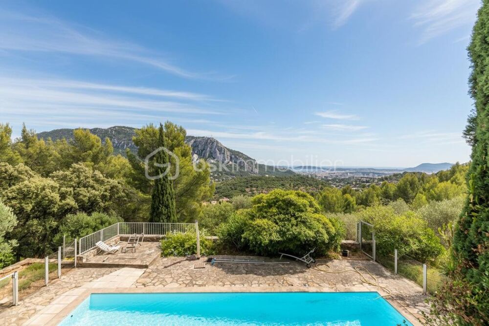 Vente Maison Élégance intemporelle pour cette maison du 19ème avec piscine et vue imprenable sur la rade de Toulon ! Le revest les eaux