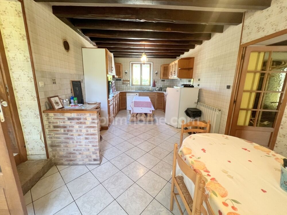 Au coeur du charmant village de Poulaines, une authentique longère de 6 pièces accompagnée de ses dépendances, offrant un cadre