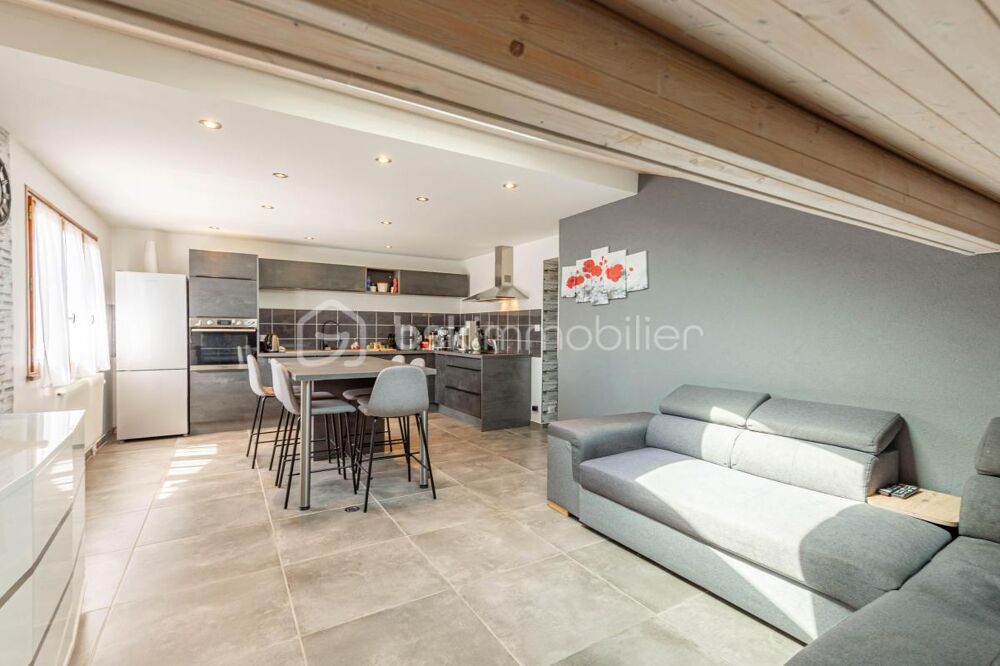 Maison composée de 2 appartements / Sous-sol complet aménagé / Terrain