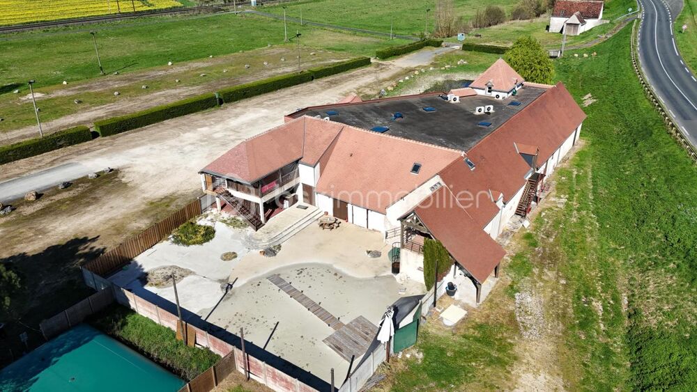 Superbe longère de 1400 m² avec dépendances , située à deux pas d'Amboise prête à se re-inventer
