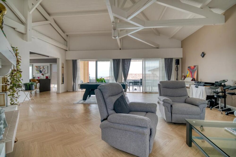 Maison individuelle rénovée 300 m² avec piscine, terrain arboré et appartement indépendant