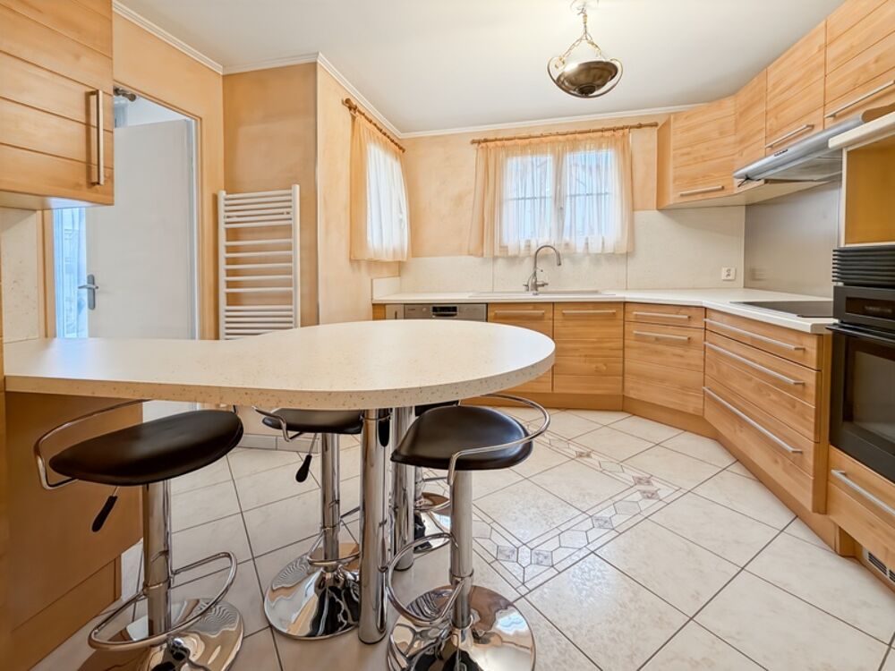 Maison familiale de 173 m² à vendre à Vauréal  6 pièces, 4 chambres, état impeccable