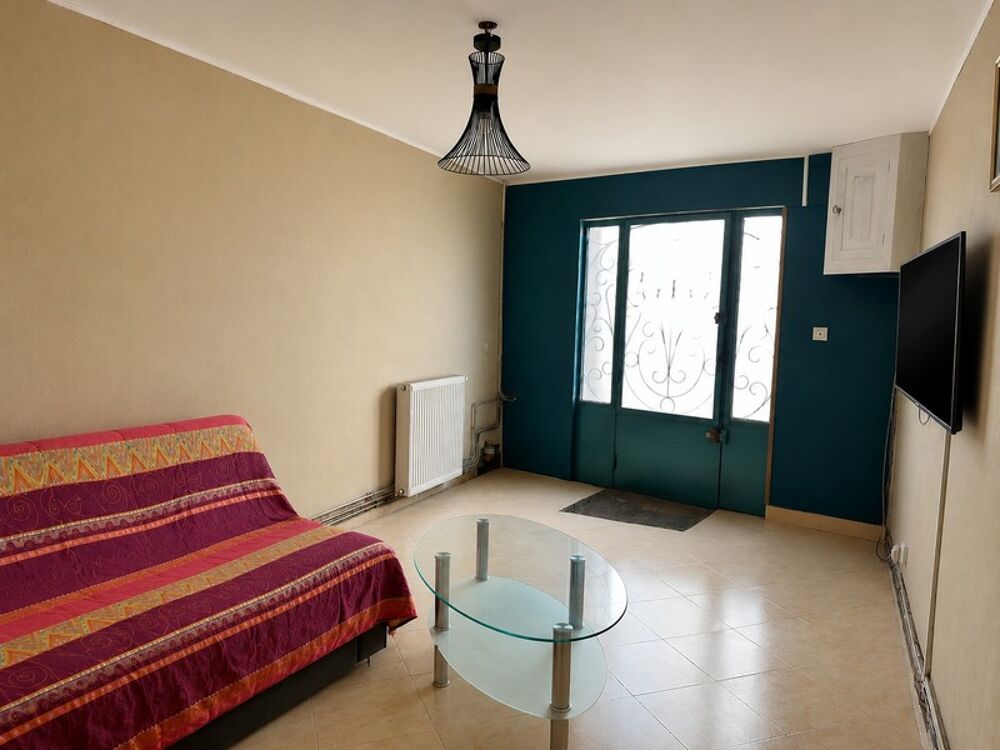 Charmante maison de ville à Guîtres  Cour, dépendance et fort potentiel