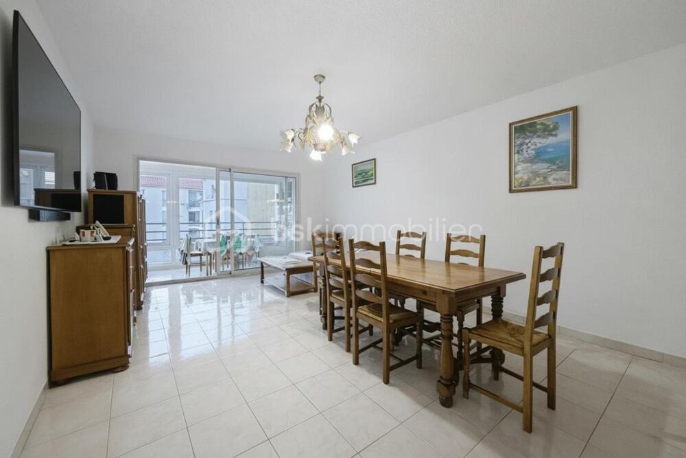? À VENDRE À SIX-FOURS-LES-PLAGES  INVESTISSEMENT LOCATIF - 4 PIÈCES RÉNOVÉ AVEC GARAGE DOUBLE  89 m²  CENTRE-VILLE