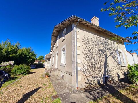   AUTHENTIQUE CHARENTAISE RENOVEE   3ch, veranda, 5000m2 de terrain, 2 garages Maison - 6 pi�ce(s) - 226 m�