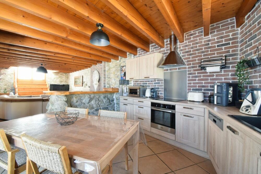 Vente Maison EXCLUSIVITE / Superbe maison avec dépendances, cour, terrasse et jardin / 63160 Chas Chas