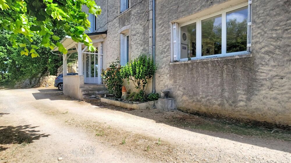 CHAUVIGNY (86) Propriété composée de deux maisons sur environ 3,5 hectares