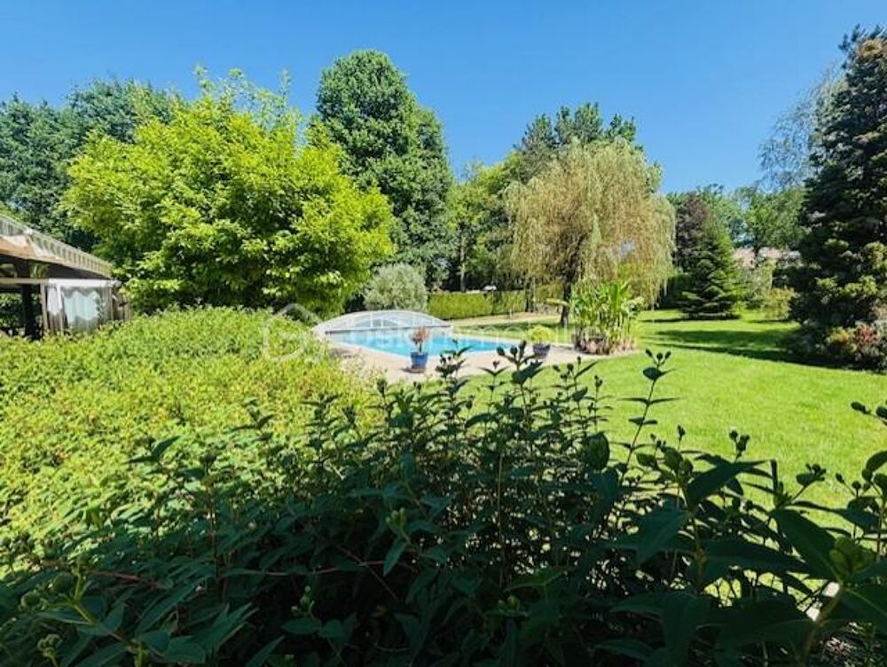 *** Nouveauté : En lisière de bois, coup de coeur pour cette jolie Maison d'architecte de plain-pied avec piscine offrant un cadr