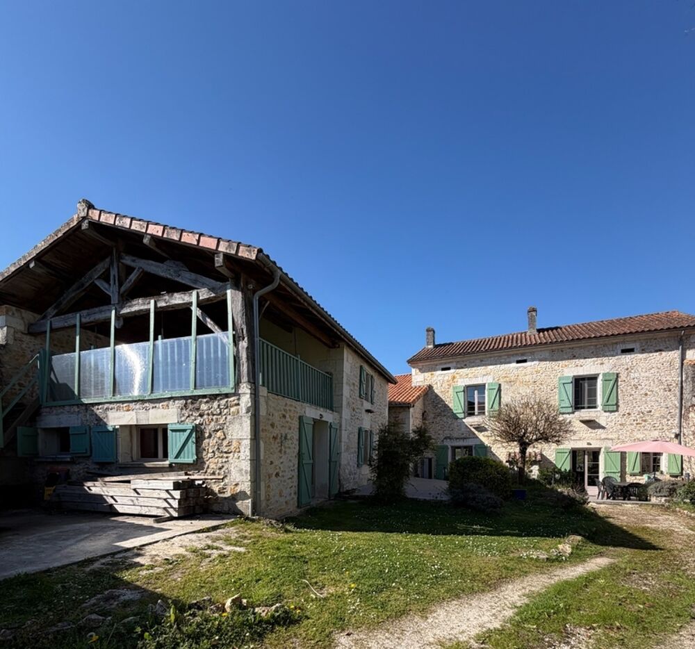 Charras. Maison en pierre de 198 m² avec gîte de 70 m² à terminer