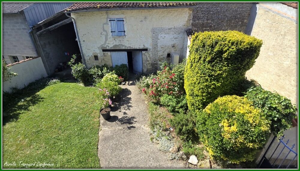 Maison DE VILLAGE à vendre 7 pièces dont 5 CHAMBRES LOULAY (17) avec DEPENDANCES (garage 54m² + préau)