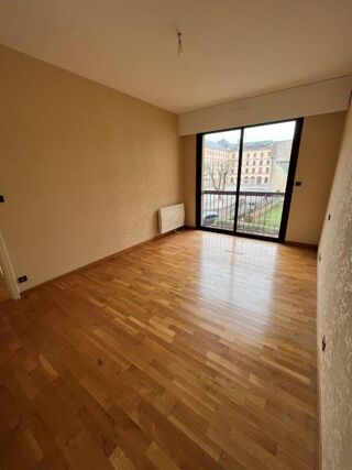 Appartement à louer 3 pièces 85 m²