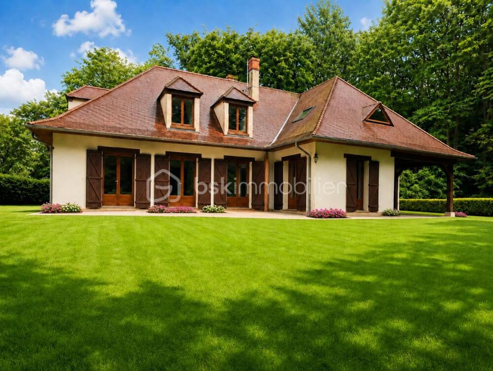 Une demeure de charme aux volumes rares, nichée dans un écrin de verdure de 7 300 m², 9 chambres, deux salles d'eau, une salle d